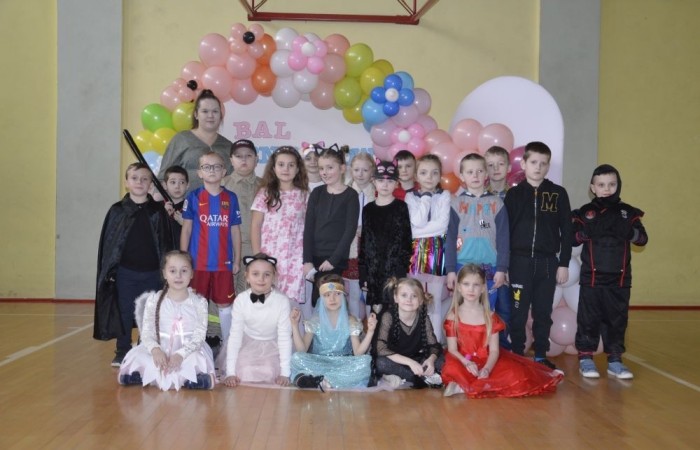 W piątek 9 lutego na szkolnych korytarzach zamiast uczniów klas młodszych można było spotkać niespodziewanych gości. Król przechadzał się razem z czarnym kotem, czarodziej rozmawiał z policjantem, który jeszcze przed chwilą w najlepsze bawił się z motylem i piłkarzem. Niespotykany widok, prawda? A jeszcze dziwniejsze jest to, że wszystkie te niecodzienne postacie ruszyły z szerokimi uśmiechami na salę gimnastyczną, która tego dnia przeszła metamorfozę i zamieniła się w prawdziwą salę balową. W ten sposób nasi uczniowie postanowili uczcić kończący się już karnawał. Na miejscu czekał na nich DJ Gesek, który zajął się oprawą muzyczną. Tańcom, hulankom, swawolom nie było końca. A jak bawili się nasi uczniowie, możecie zobaczyć na zdjęciach.
