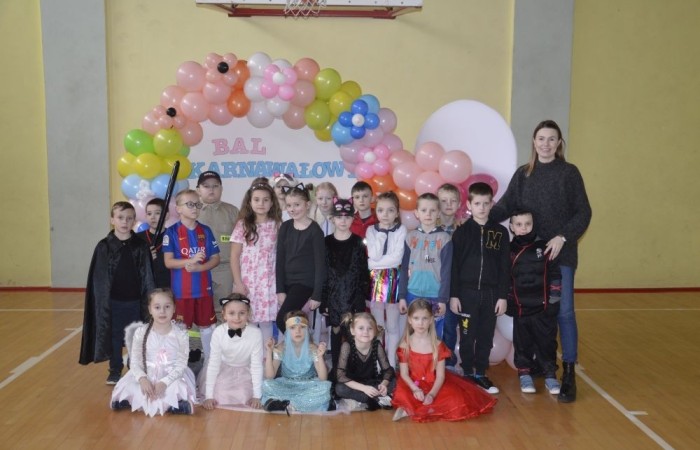 W piątek 9 lutego na szkolnych korytarzach zamiast uczniów klas młodszych można było spotkać niespodziewanych gości. Król przechadzał się razem z czarnym kotem, czarodziej rozmawiał z policjantem, który jeszcze przed chwilą w najlepsze bawił się z motylem i piłkarzem. Niespotykany widok, prawda? A jeszcze dziwniejsze jest to, że wszystkie te niecodzienne postacie ruszyły z szerokimi uśmiechami na salę gimnastyczną, która tego dnia przeszła metamorfozę i zamieniła się w prawdziwą salę balową. W ten sposób nasi uczniowie postanowili uczcić kończący się już karnawał. Na miejscu czekał na nich DJ Gesek, który zajął się oprawą muzyczną. Tańcom, hulankom, swawolom nie było końca. A jak bawili się nasi uczniowie, możecie zobaczyć na zdjęciach.