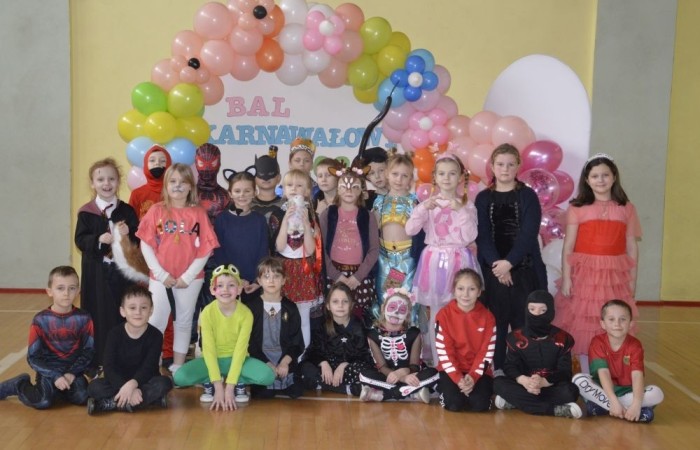 W piątek 9 lutego na szkolnych korytarzach zamiast uczniów klas młodszych można było spotkać niespodziewanych gości. Król przechadzał się razem z czarnym kotem, czarodziej rozmawiał z policjantem, który jeszcze przed chwilą w najlepsze bawił się z motylem i piłkarzem. Niespotykany widok, prawda? A jeszcze dziwniejsze jest to, że wszystkie te niecodzienne postacie ruszyły z szerokimi uśmiechami na salę gimnastyczną, która tego dnia przeszła metamorfozę i zamieniła się w prawdziwą salę balową. W ten sposób nasi uczniowie postanowili uczcić kończący się już karnawał. Na miejscu czekał na nich DJ Gesek, który zajął się oprawą muzyczną. Tańcom, hulankom, swawolom nie było końca. A jak bawili się nasi uczniowie, możecie zobaczyć na zdjęciach.
