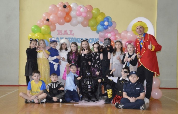 W piątek 9 lutego na szkolnych korytarzach zamiast uczniów klas młodszych można było spotkać niespodziewanych gości. Król przechadzał się razem z czarnym kotem, czarodziej rozmawiał z policjantem, który jeszcze przed chwilą w najlepsze bawił się z motylem i piłkarzem. Niespotykany widok, prawda? A jeszcze dziwniejsze jest to, że wszystkie te niecodzienne postacie ruszyły z szerokimi uśmiechami na salę gimnastyczną, która tego dnia przeszła metamorfozę i zamieniła się w prawdziwą salę balową. W ten sposób nasi uczniowie postanowili uczcić kończący się już karnawał. Na miejscu czekał na nich DJ Gesek, który zajął się oprawą muzyczną. Tańcom, hulankom, swawolom nie było końca. A jak bawili się nasi uczniowie, możecie zobaczyć na zdjęciach.