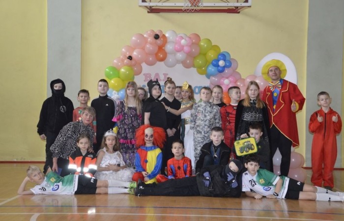 W piątek 9 lutego na szkolnych korytarzach zamiast uczniów klas młodszych można było spotkać niespodziewanych gości. Król przechadzał się razem z czarnym kotem, czarodziej rozmawiał z policjantem, który jeszcze przed chwilą w najlepsze bawił się z motylem i piłkarzem. Niespotykany widok, prawda? A jeszcze dziwniejsze jest to, że wszystkie te niecodzienne postacie ruszyły z szerokimi uśmiechami na salę gimnastyczną, która tego dnia przeszła metamorfozę i zamieniła się w prawdziwą salę balową. W ten sposób nasi uczniowie postanowili uczcić kończący się już karnawał. Na miejscu czekał na nich DJ Gesek, który zajął się oprawą muzyczną. Tańcom, hulankom, swawolom nie było końca. A jak bawili się nasi uczniowie, możecie zobaczyć na zdjęciach.