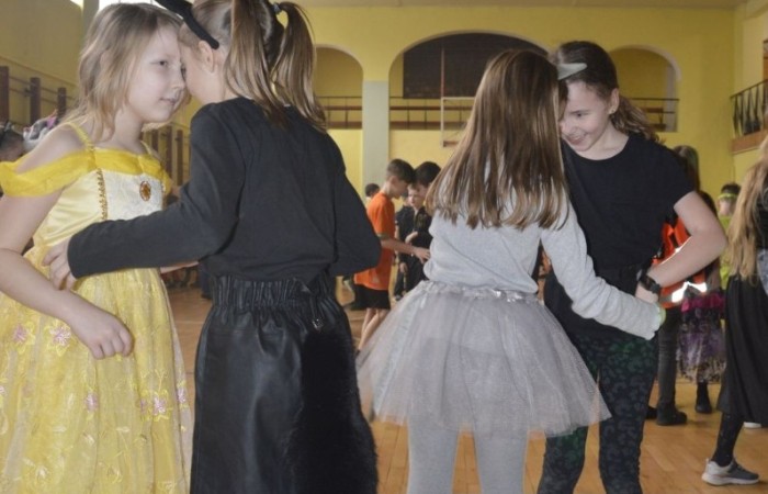 W piątek 9 lutego na szkolnych korytarzach zamiast uczniów klas młodszych można było spotkać niespodziewanych gości. Król przechadzał się razem z czarnym kotem, czarodziej rozmawiał z policjantem, który jeszcze przed chwilą w najlepsze bawił się z motylem i piłkarzem. Niespotykany widok, prawda? A jeszcze dziwniejsze jest to, że wszystkie te niecodzienne postacie ruszyły z szerokimi uśmiechami na salę gimnastyczną, która tego dnia przeszła metamorfozę i zamieniła się w prawdziwą salę balową. W ten sposób nasi uczniowie postanowili uczcić kończący się już karnawał. Na miejscu czekał na nich DJ Gesek, który zajął się oprawą muzyczną. Tańcom, hulankom, swawolom nie było końca. A jak bawili się nasi uczniowie, możecie zobaczyć na zdjęciach.