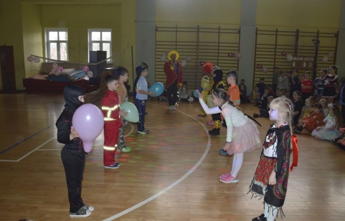 W piątek 9 lutego na szkolnych korytarzach zamiast uczniów klas młodszych można było spotkać niespodziewanych gości. Król przechadzał się razem z czarnym kotem, czarodziej rozmawiał z policjantem, który jeszcze przed chwilą w najlepsze bawił się z motylem i piłkarzem. Niespotykany widok, prawda? A jeszcze dziwniejsze jest to, że wszystkie te niecodzienne postacie ruszyły z szerokimi uśmiechami na salę gimnastyczną, która tego dnia przeszła metamorfozę i zamieniła się w prawdziwą salę balową. W ten sposób nasi uczniowie postanowili uczcić kończący się już karnawał. Na miejscu czekał na nich DJ Gesek, który zajął się oprawą muzyczną. Tańcom, hulankom, swawolom nie było końca. A jak bawili się nasi uczniowie, możecie zobaczyć na zdjęciach.