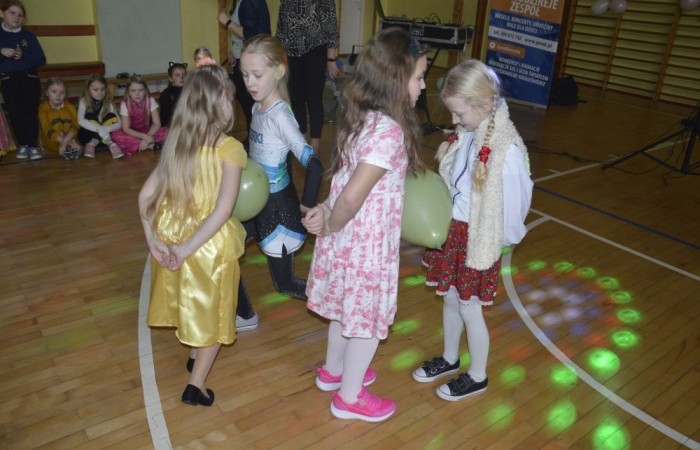 W piątek 9 lutego na szkolnych korytarzach zamiast uczniów klas młodszych można było spotkać niespodziewanych gości. Król przechadzał się razem z czarnym kotem, czarodziej rozmawiał z policjantem, który jeszcze przed chwilą w najlepsze bawił się z motylem i piłkarzem. Niespotykany widok, prawda? A jeszcze dziwniejsze jest to, że wszystkie te niecodzienne postacie ruszyły z szerokimi uśmiechami na salę gimnastyczną, która tego dnia przeszła metamorfozę i zamieniła się w prawdziwą salę balową. W ten sposób nasi uczniowie postanowili uczcić kończący się już karnawał. Na miejscu czekał na nich DJ Gesek, który zajął się oprawą muzyczną. Tańcom, hulankom, swawolom nie było końca. A jak bawili się nasi uczniowie, możecie zobaczyć na zdjęciach.