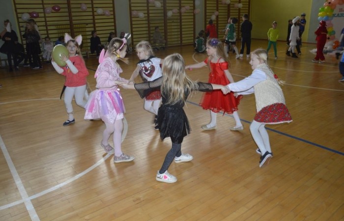 W piątek 9 lutego na szkolnych korytarzach zamiast uczniów klas młodszych można było spotkać niespodziewanych gości. Król przechadzał się razem z czarnym kotem, czarodziej rozmawiał z policjantem, który jeszcze przed chwilą w najlepsze bawił się z motylem i piłkarzem. Niespotykany widok, prawda? A jeszcze dziwniejsze jest to, że wszystkie te niecodzienne postacie ruszyły z szerokimi uśmiechami na salę gimnastyczną, która tego dnia przeszła metamorfozę i zamieniła się w prawdziwą salę balową. W ten sposób nasi uczniowie postanowili uczcić kończący się już karnawał. Na miejscu czekał na nich DJ Gesek, który zajął się oprawą muzyczną. Tańcom, hulankom, swawolom nie było końca. A jak bawili się nasi uczniowie, możecie zobaczyć na zdjęciach.