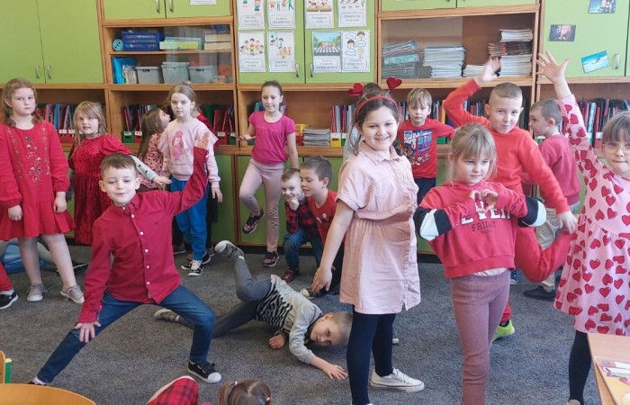 14 lutego w naszej szkole królował kolor czerwony, tak charakterystyczny dla Walentynek. Czerwone były ubrania, ale też rumieńce na twarzach dzieci oczekujących na kartki od kolegów, koleżanek, no i oczywiście tajemniczych wielbicieli.  Poczta Walentynkowa nie zawiodła, jak widać na zdjęciach, było  wesoło :)