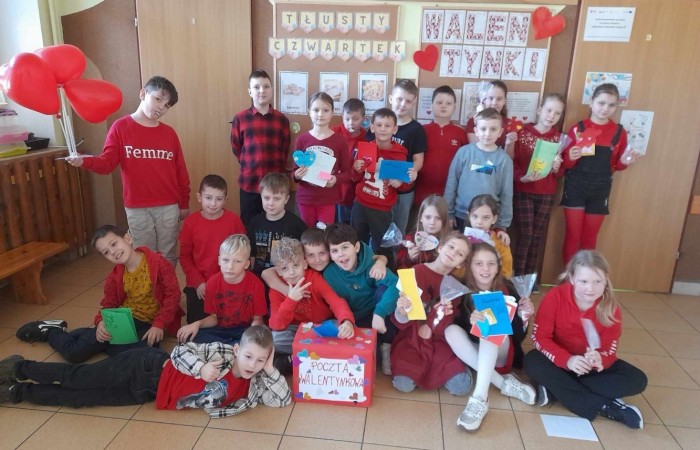 14 lutego w naszej szkole królował kolor czerwony, tak charakterystyczny dla Walentynek. Czerwone były ubrania, ale też rumieńce na twarzach dzieci oczekujących na kartki od kolegów, koleżanek, no i oczywiście tajemniczych wielbicieli.  Poczta Walentynkowa nie zawiodła, jak widać na zdjęciach, było  wesoło :)
