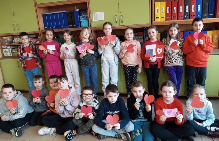14 lutego w naszej szkole królował kolor czerwony, tak charakterystyczny dla Walentynek. Czerwone były ubrania, ale też rumieńce na twarzach dzieci oczekujących na kartki od kolegów, koleżanek, no i oczywiście tajemniczych wielbicieli.  Poczta Walentynkowa nie zawiodła, jak widać na zdjęciach, było  wesoło :)