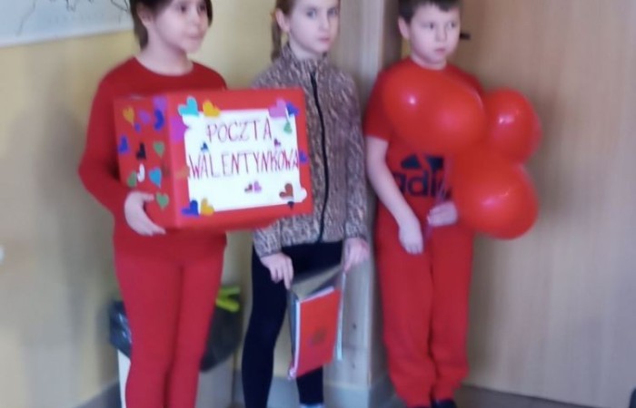 14 lutego w naszej szkole królował kolor czerwony, tak charakterystyczny dla Walentynek. Czerwone były ubrania, ale też rumieńce na twarzach dzieci oczekujących na kartki od kolegów, koleżanek, no i oczywiście tajemniczych wielbicieli.  Poczta Walentynkowa nie zawiodła, jak widać na zdjęciach, było  wesoło :)
