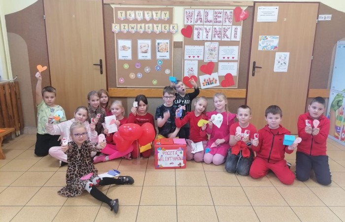14 lutego w naszej szkole królował kolor czerwony, tak charakterystyczny dla Walentynek. Czerwone były ubrania, ale też rumieńce na twarzach dzieci oczekujących na kartki od kolegów, koleżanek, no i oczywiście tajemniczych wielbicieli.  Poczta Walentynkowa nie zawiodła, jak widać na zdjęciach, było  wesoło :)