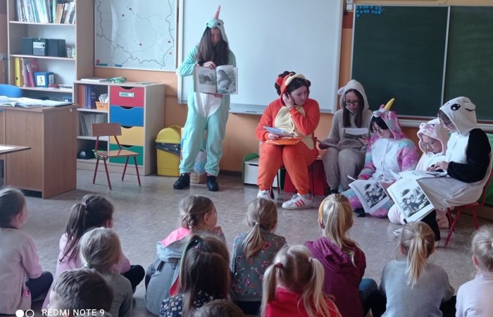 Okazji do czytania dzieciom jest wiele i powinniśmy robić to jak najczęściej zarówno w domu, jak i w przedszkolu. Czytanie na głos stymuluje rozwój dzieci, wzbogaca ich słownictwo oraz rozwija wyobraźnię .Warto i trzeba czytać dzieciom! Tej zasady się trzymamy i codziennie głośno czytamy! Z okazji tego dni nasza pani Magda wcieliła się w rolę bajkowej Elzy i przeczytała nam wspaniałe bajeczki i wprowadziła w świat wyobraźni :)