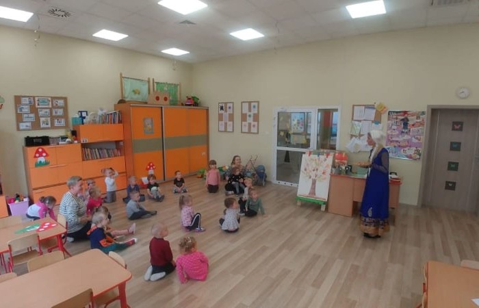 Okazji do czytania dzieciom jest wiele i powinniśmy robić to jak najczęściej zarówno w domu, jak i w przedszkolu. Czytanie na głos stymuluje rozwój dzieci, wzbogaca ich słownictwo oraz rozwija wyobraźnię .Warto i trzeba czytać dzieciom! Tej zasady się trzymamy i codziennie głośno czytamy! Z okazji tego dni nasza pani Magda wcieliła się w rolę bajkowej Elzy i przeczytała nam wspaniałe bajeczki i wprowadziła w świat wyobraźni :)