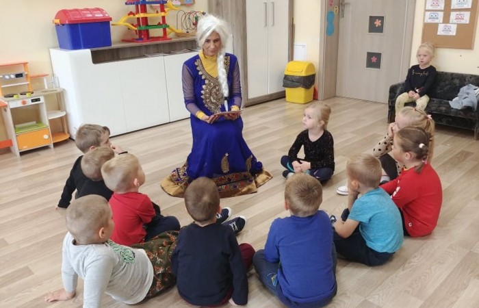 Okazji do czytania dzieciom jest wiele i powinniśmy robić to jak najczęściej zarówno w domu, jak i w przedszkolu. Czytanie na głos stymuluje rozwój dzieci, wzbogaca ich słownictwo oraz rozwija wyobraźnię .Warto i trzeba czytać dzieciom! Tej zasady się trzymamy i codziennie głośno czytamy! Z okazji tego dni nasza pani Magda wcieliła się w rolę bajkowej Elzy i przeczytała nam wspaniałe bajeczki i wprowadziła w świat wyobraźni :)