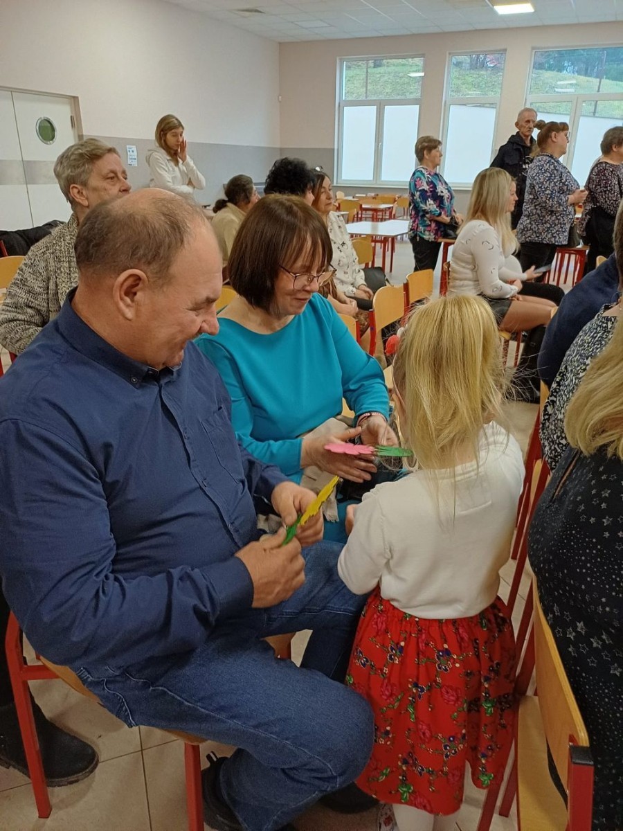 Dzień Babci i Dziadka to bardzo wyczekiwany czas przez naszych przedszkolaków.
Najbardziej szczególny dla naszych gości jakimi są nasza babcia i dziadek.
Nikt nie ma tyle miłości, cierpliwości oraz wielkiego serca jak właśnie oni dla swoich pociech.
Występ pokazuje jak bardzo są wzruszeni i jednocześnie radośni gdy słyszą i widzą swoje wnuki w roli aktorów i pięknych piosenek … 
Życzymy naszym babciom i dziadkom mnóstwo zdrowia i energii a także wiele radości ze wspólnie spędzonego czasu.