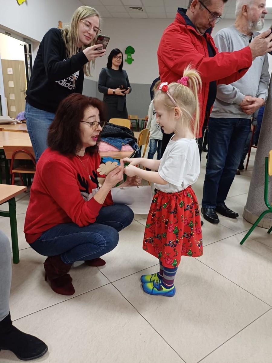 Dzień Babci i Dziadka to bardzo wyczekiwany czas przez naszych przedszkolaków.
Najbardziej szczególny dla naszych gości jakimi są nasza babcia i dziadek.
Nikt nie ma tyle miłości, cierpliwości oraz wielkiego serca jak właśnie oni dla swoich pociech.
Występ pokazuje jak bardzo są wzruszeni i jednocześnie radośni gdy słyszą i widzą swoje wnuki w roli aktorów i pięknych piosenek … 
Życzymy naszym babciom i dziadkom mnóstwo zdrowia i energii a także wiele radości ze wspólnie spędzonego czasu.