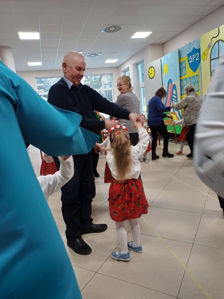 Dzień Babci i Dziadka to bardzo wyczekiwany czas przez naszych przedszkolaków.
Najbardziej szczególny dla naszych gości jakimi są nasza babcia i dziadek.
Nikt nie ma tyle miłości, cierpliwości oraz wielkiego serca jak właśnie oni dla swoich pociech.
Występ pokazuje jak bardzo są wzruszeni i jednocześnie radośni gdy słyszą i widzą swoje wnuki w roli aktorów i pięknych piosenek … 
Życzymy naszym babciom i dziadkom mnóstwo zdrowia i energii a także wiele radości ze wspólnie spędzonego czasu.