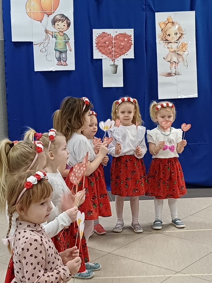 Dzień Babci i Dziadka to bardzo wyczekiwany czas przez naszych przedszkolaków.
Najbardziej szczególny dla naszych gości jakimi są nasza babcia i dziadek.
Nikt nie ma tyle miłości, cierpliwości oraz wielkiego serca jak właśnie oni dla swoich pociech.
Występ pokazuje jak bardzo są wzruszeni i jednocześnie radośni gdy słyszą i widzą swoje wnuki w roli aktorów i pięknych piosenek … 
Życzymy naszym babciom i dziadkom mnóstwo zdrowia i energii a także wiele radości ze wspólnie spędzonego czasu.