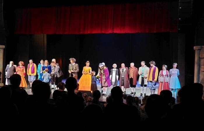 22 i 23 lutego uczniowie klas pierwszych i trzecich zamówili dobrą pogodę i wyruszyli na wycieczkę do Elbląga, by tam na deskach teatru zobaczyć spektakl „Piękna i Bestia”. Aktorzy jak zwykle nie zawiedli tworząc wspaniałe widowisko, z zachwycającą oprawą muzyczną i strojami. Po opuszczeniu budynku nasi uczniowie jeszcze długo nie mogli wyjść z zachwytu. Nic dziwnego, magia tego miejsca działa cuda, o czym możecie przekonać się na własnej skórze, do czego gorąco zachęcamy. 