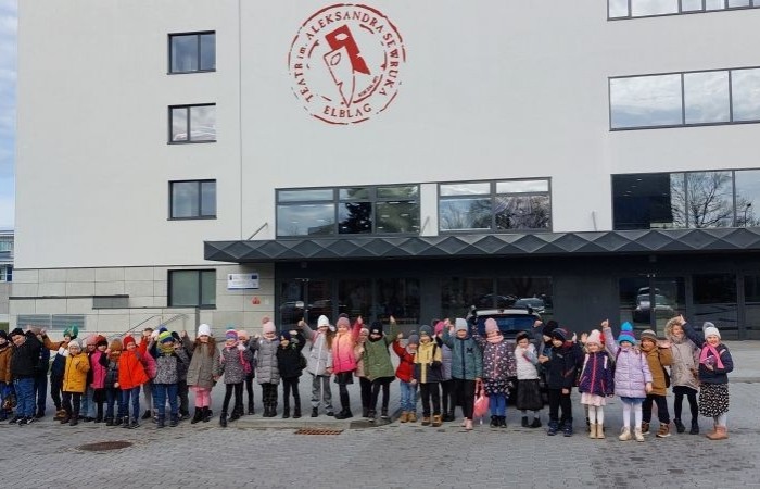 22 i 23 lutego uczniowie klas pierwszych i trzecich zamówili dobrą pogodę i wyruszyli na wycieczkę do Elbląga, by tam na deskach teatru zobaczyć spektakl „Piękna i Bestia”. Aktorzy jak zwykle nie zawiedli tworząc wspaniałe widowisko, z zachwycającą oprawą muzyczną i strojami. Po opuszczeniu budynku nasi uczniowie jeszcze długo nie mogli wyjść z zachwytu. Nic dziwnego, magia tego miejsca działa cuda, o czym możecie przekonać się na własnej skórze, do czego gorąco zachęcamy. 