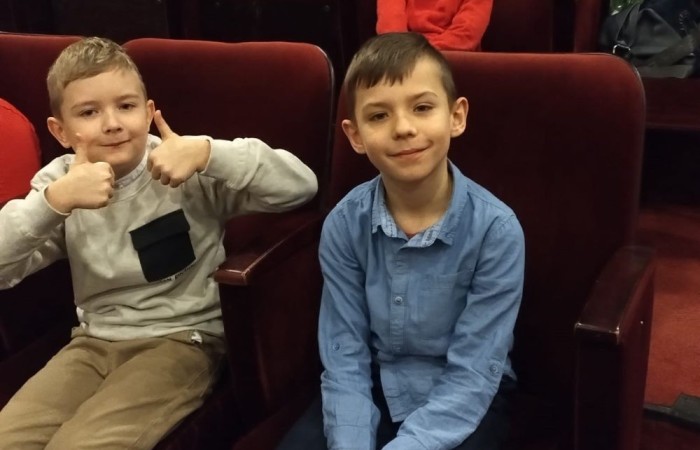 22 i 23 lutego uczniowie klas pierwszych i trzecich zamówili dobrą pogodę i wyruszyli na wycieczkę do Elbląga, by tam na deskach teatru zobaczyć spektakl „Piękna i Bestia”. Aktorzy jak zwykle nie zawiedli tworząc wspaniałe widowisko, z zachwycającą oprawą muzyczną i strojami. Po opuszczeniu budynku nasi uczniowie jeszcze długo nie mogli wyjść z zachwytu. Nic dziwnego, magia tego miejsca działa cuda, o czym możecie przekonać się na własnej skórze, do czego gorąco zachęcamy. 