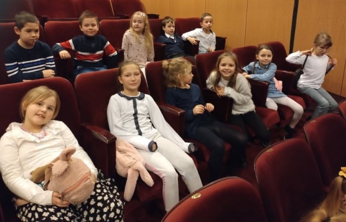 22 i 23 lutego uczniowie klas pierwszych i trzecich zamówili dobrą pogodę i wyruszyli na wycieczkę do Elbląga, by tam na deskach teatru zobaczyć spektakl „Piękna i Bestia”. Aktorzy jak zwykle nie zawiedli tworząc wspaniałe widowisko, z zachwycającą oprawą muzyczną i strojami. Po opuszczeniu budynku nasi uczniowie jeszcze długo nie mogli wyjść z zachwytu. Nic dziwnego, magia tego miejsca działa cuda, o czym możecie przekonać się na własnej skórze, do czego gorąco zachęcamy. 