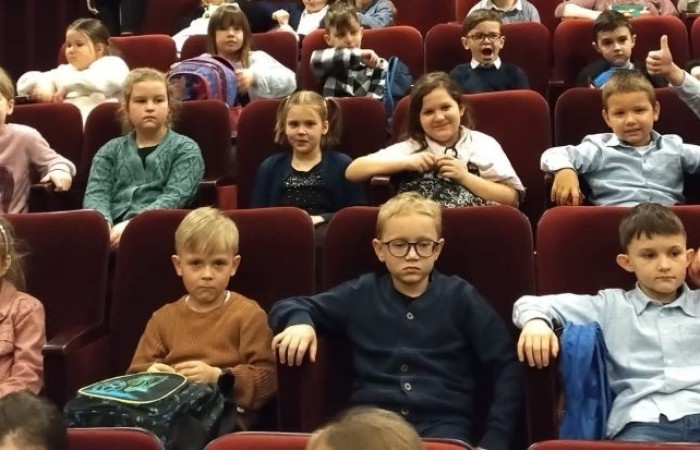 22 i 23 lutego uczniowie klas pierwszych i trzecich zamówili dobrą pogodę i wyruszyli na wycieczkę do Elbląga, by tam na deskach teatru zobaczyć spektakl „Piękna i Bestia”. Aktorzy jak zwykle nie zawiedli tworząc wspaniałe widowisko, z zachwycającą oprawą muzyczną i strojami. Po opuszczeniu budynku nasi uczniowie jeszcze długo nie mogli wyjść z zachwytu. Nic dziwnego, magia tego miejsca działa cuda, o czym możecie przekonać się na własnej skórze, do czego gorąco zachęcamy. 