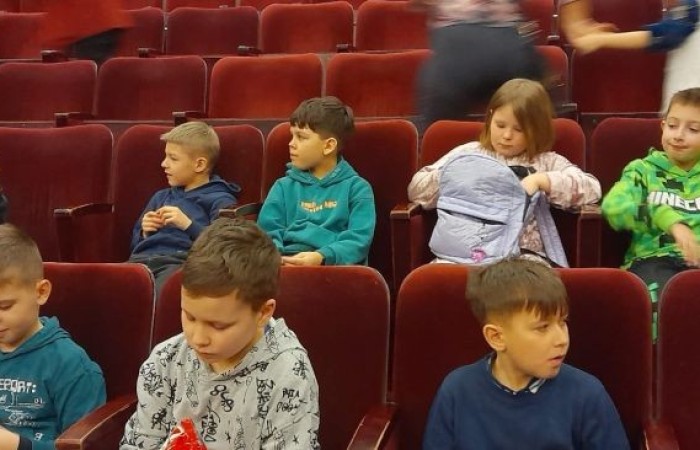 22 i 23 lutego uczniowie klas pierwszych i trzecich zamówili dobrą pogodę i wyruszyli na wycieczkę do Elbląga, by tam na deskach teatru zobaczyć spektakl „Piękna i Bestia”. Aktorzy jak zwykle nie zawiedli tworząc wspaniałe widowisko, z zachwycającą oprawą muzyczną i strojami. Po opuszczeniu budynku nasi uczniowie jeszcze długo nie mogli wyjść z zachwytu. Nic dziwnego, magia tego miejsca działa cuda, o czym możecie przekonać się na własnej skórze, do czego gorąco zachęcamy. 