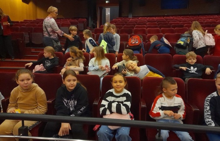 22 i 23 lutego uczniowie klas pierwszych i trzecich zamówili dobrą pogodę i wyruszyli na wycieczkę do Elbląga, by tam na deskach teatru zobaczyć spektakl „Piękna i Bestia”. Aktorzy jak zwykle nie zawiedli tworząc wspaniałe widowisko, z zachwycającą oprawą muzyczną i strojami. Po opuszczeniu budynku nasi uczniowie jeszcze długo nie mogli wyjść z zachwytu. Nic dziwnego, magia tego miejsca działa cuda, o czym możecie przekonać się na własnej skórze, do czego gorąco zachęcamy. 