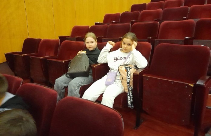 22 i 23 lutego uczniowie klas pierwszych i trzecich zamówili dobrą pogodę i wyruszyli na wycieczkę do Elbląga, by tam na deskach teatru zobaczyć spektakl „Piękna i Bestia”. Aktorzy jak zwykle nie zawiedli tworząc wspaniałe widowisko, z zachwycającą oprawą muzyczną i strojami. Po opuszczeniu budynku nasi uczniowie jeszcze długo nie mogli wyjść z zachwytu. Nic dziwnego, magia tego miejsca działa cuda, o czym możecie przekonać się na własnej skórze, do czego gorąco zachęcamy. 