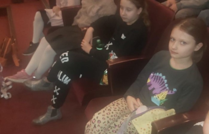 22 i 23 lutego uczniowie klas pierwszych i trzecich zamówili dobrą pogodę i wyruszyli na wycieczkę do Elbląga, by tam na deskach teatru zobaczyć spektakl „Piękna i Bestia”. Aktorzy jak zwykle nie zawiedli tworząc wspaniałe widowisko, z zachwycającą oprawą muzyczną i strojami. Po opuszczeniu budynku nasi uczniowie jeszcze długo nie mogli wyjść z zachwytu. Nic dziwnego, magia tego miejsca działa cuda, o czym możecie przekonać się na własnej skórze, do czego gorąco zachęcamy. 