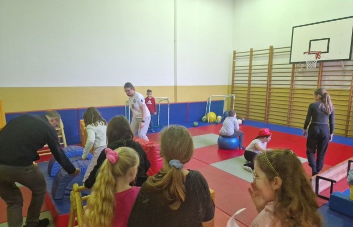 4 marca po raz kolejny nasza szkoła otworzyła swoje podwoje dla przyszłych uczniów. Dzieci i ich rodzice mogli przekonać się, że szkoła to nie tylko nauka, ale też świetna zabawa.
Po przekroczeniu progu naszej 