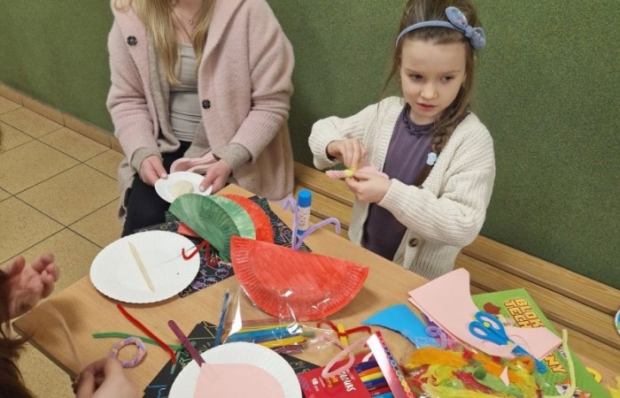 4 marca po raz kolejny nasza szkoła otworzyła swoje podwoje dla przyszłych uczniów. Dzieci i ich rodzice mogli przekonać się, że szkoła to nie tylko nauka, ale też świetna zabawa.
Po przekroczeniu progu naszej 