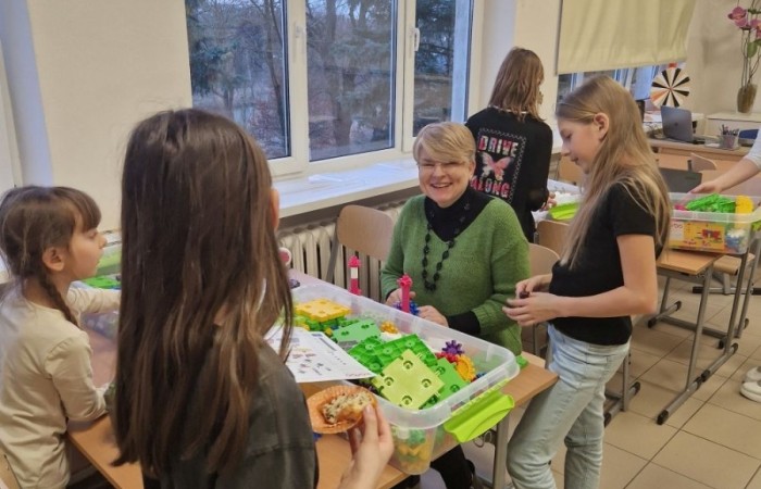 4 marca po raz kolejny nasza szkoła otworzyła swoje podwoje dla przyszłych uczniów. Dzieci i ich rodzice mogli przekonać się, że szkoła to nie tylko nauka, ale też świetna zabawa.
Po przekroczeniu progu naszej 