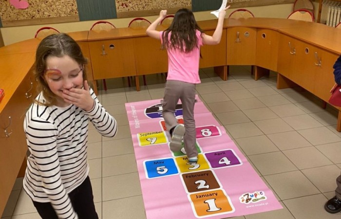 4 marca po raz kolejny nasza szkoła otworzyła swoje podwoje dla przyszłych uczniów. Dzieci i ich rodzice mogli przekonać się, że szkoła to nie tylko nauka, ale też świetna zabawa.
Po przekroczeniu progu naszej 