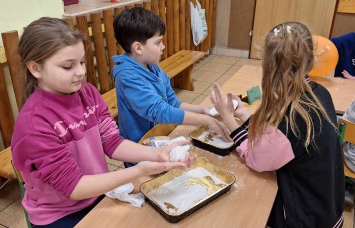 4 marca po raz kolejny nasza szkoła otworzyła swoje podwoje dla przyszłych uczniów. Dzieci i ich rodzice mogli przekonać się, że szkoła to nie tylko nauka, ale też świetna zabawa.
Po przekroczeniu progu naszej 