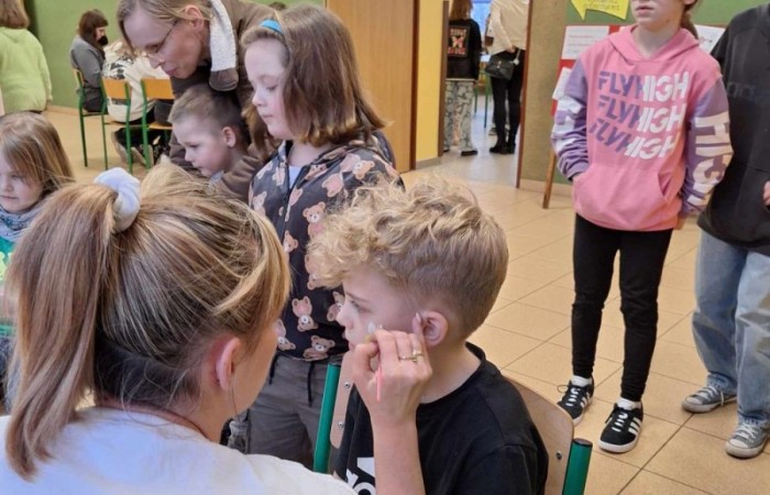 4 marca po raz kolejny nasza szkoła otworzyła swoje podwoje dla przyszłych uczniów. Dzieci i ich rodzice mogli przekonać się, że szkoła to nie tylko nauka, ale też świetna zabawa.
Po przekroczeniu progu naszej 