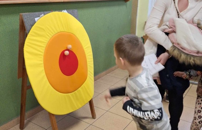 4 marca po raz kolejny nasza szkoła otworzyła swoje podwoje dla przyszłych uczniów. Dzieci i ich rodzice mogli przekonać się, że szkoła to nie tylko nauka, ale też świetna zabawa.
Po przekroczeniu progu naszej 