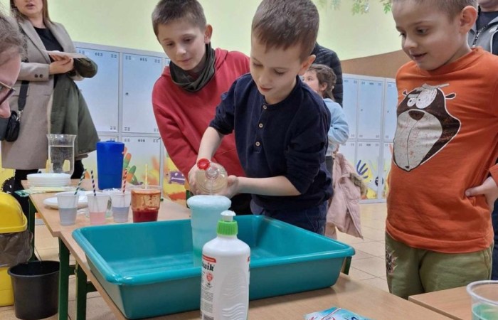 4 marca po raz kolejny nasza szkoła otworzyła swoje podwoje dla przyszłych uczniów. Dzieci i ich rodzice mogli przekonać się, że szkoła to nie tylko nauka, ale też świetna zabawa.
Po przekroczeniu progu naszej 