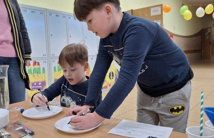 4 marca po raz kolejny nasza szkoła otworzyła swoje podwoje dla przyszłych uczniów. Dzieci i ich rodzice mogli przekonać się, że szkoła to nie tylko nauka, ale też świetna zabawa.
Po przekroczeniu progu naszej 