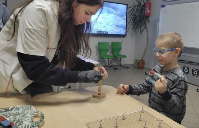 4 marca po raz kolejny nasza szkoła otworzyła swoje podwoje dla przyszłych uczniów. Dzieci i ich rodzice mogli przekonać się, że szkoła to nie tylko nauka, ale też świetna zabawa.
Po przekroczeniu progu naszej 