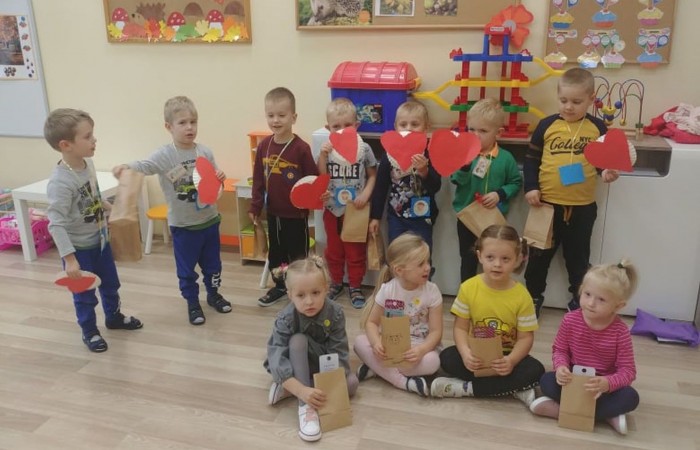 W dniu 30 września dzieci z Przedszkola  z  radością obchodziły dzień chłopaka. Przedszkolaki brały udział w zabawach ruchowych, które wywołały u dzieci wiele uśmiechu na twarzy i pozytywnych emocji.  Chłopcy zostali tego dnia obdarowani podarunkami, które zostały wrę-czone przez dziewczynki oraz panie nauczycielki. Po emocjonujących zabawach dziewczynki poprosiły swoich kolegów do tańca w rytm piosenki jesiennej.