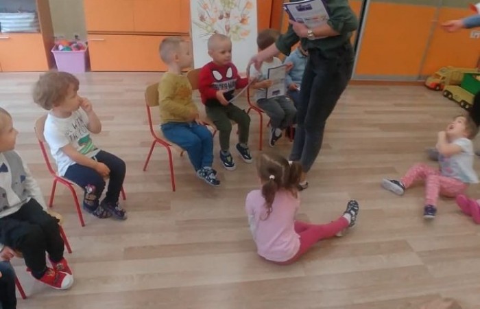 W dniu 30 września dzieci z Przedszkola  z  radością obchodziły dzień chłopaka. Przedszkolaki brały udział w zabawach ruchowych, które wywołały u dzieci wiele uśmiechu na twarzy i pozytywnych emocji.  Chłopcy zostali tego dnia obdarowani podarunkami, które zostały wrę-czone przez dziewczynki oraz panie nauczycielki. Po emocjonujących zabawach dziewczynki poprosiły swoich kolegów do tańca w rytm piosenki jesiennej.