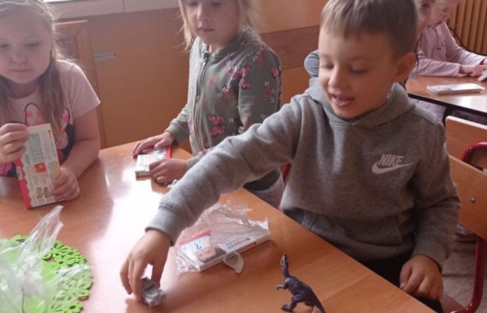 W dniu 30 września dzieci z Przedszkola  z  radością obchodziły dzień chłopaka. Przedszkolaki brały udział w zabawach ruchowych, które wywołały u dzieci wiele uśmiechu na twarzy i pozytywnych emocji.  Chłopcy zostali tego dnia obdarowani podarunkami, które zostały wrę-czone przez dziewczynki oraz panie nauczycielki. Po emocjonujących zabawach dziewczynki poprosiły swoich kolegów do tańca w rytm piosenki jesiennej.