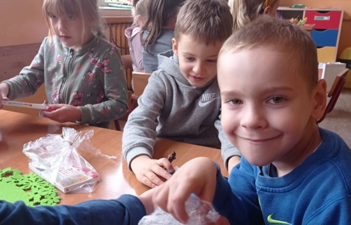 W dniu 30 września dzieci z Przedszkola  z  radością obchodziły dzień chłopaka. Przedszkolaki brały udział w zabawach ruchowych, które wywołały u dzieci wiele uśmiechu na twarzy i pozytywnych emocji.  Chłopcy zostali tego dnia obdarowani podarunkami, które zostały wrę-czone przez dziewczynki oraz panie nauczycielki. Po emocjonujących zabawach dziewczynki poprosiły swoich kolegów do tańca w rytm piosenki jesiennej.