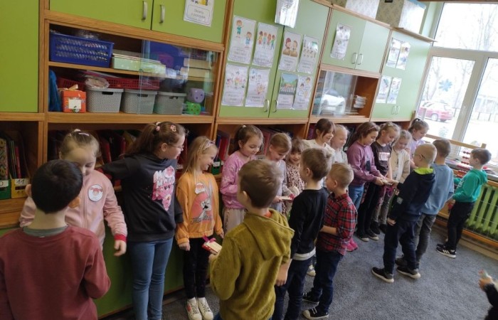 Jeszcze raz wszystkim Paniom składamy serdecznie życzenia z okazji ich święta, a na zdjęciach możecie zobaczyć, jak tak ten dzień obchodziły nasze małe kobietki w towarzystwie swoich klasowych dżentelmenów.  