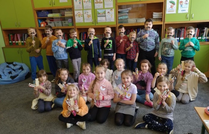 Jeszcze raz wszystkim Paniom składamy serdecznie życzenia z okazji ich święta, a na zdjęciach możecie zobaczyć, jak tak ten dzień obchodziły nasze małe kobietki w towarzystwie swoich klasowych dżentelmenów.  