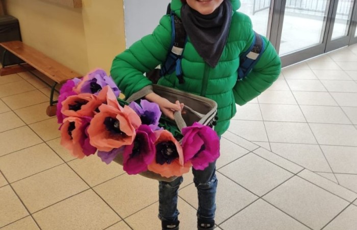 Jeszcze raz wszystkim Paniom składamy serdecznie życzenia z okazji ich święta, a na zdjęciach możecie zobaczyć, jak tak ten dzień obchodziły nasze małe kobietki w towarzystwie swoich klasowych dżentelmenów.  