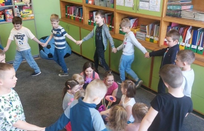 Jeszcze raz wszystkim Paniom składamy serdecznie życzenia z okazji ich święta, a na zdjęciach możecie zobaczyć, jak tak ten dzień obchodziły nasze małe kobietki w towarzystwie swoich klasowych dżentelmenów.  