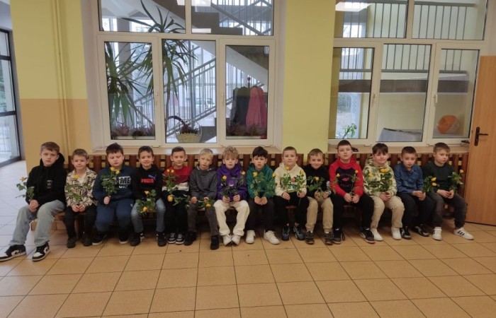 Jeszcze raz wszystkim Paniom składamy serdecznie życzenia z okazji ich święta, a na zdjęciach możecie zobaczyć, jak tak ten dzień obchodziły nasze małe kobietki w towarzystwie swoich klasowych dżentelmenów.  