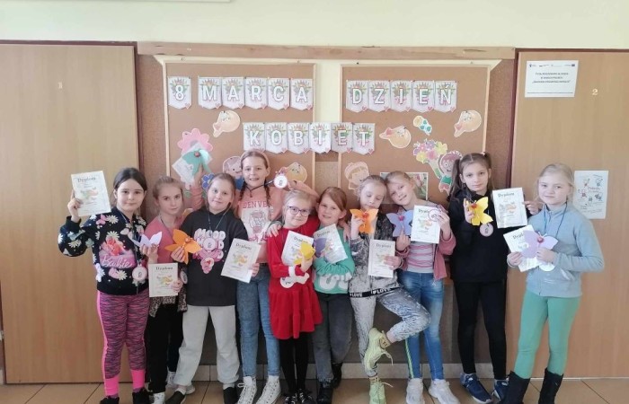 Jeszcze raz wszystkim Paniom składamy serdecznie życzenia z okazji ich święta, a na zdjęciach możecie zobaczyć, jak tak ten dzień obchodziły nasze małe kobietki w towarzystwie swoich klasowych dżentelmenów.  